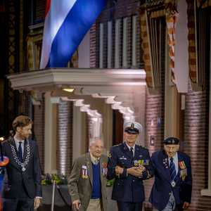 Dit was 4 mei! 🎶🕊️ Samen herdachten we 80 jaar vrijheid, tijdens ‘Vuur van de Vrijheid’: een theatrale tv uitzending die de overgang markeert van herdenken naar het koesteren van 80 jaar vrijheid vrijheid. Met Hans Dagelet, Stefan Rokebrand, Robin Block, Sinan Can, Angela Groothuizen, ⁠⁠Blaudzun, ⁠⁠Cato van Dijck, ⁠Douwe Bob, ⁠⁠Maan, ⁠⁠Michelle David, Sven Ratzke en ⁠⁠Sven Hammond.

Ruim 5.000 lopers brachten in de nacht van 4 op 5 mei het vuur naar hun eigen gemeente 🔥 Hoe geef jij de vrijheid door? #MaakHetVerschil

Dit programma is een samenwerking van @nos, @theaternadedam en @xsaga_theexperiencecompany 

@angelagroothuizen @svenhammond @blaudzun @dageletti @stefanrokebrand @sinancan77 @catovandyck @douwebob @maan.de.st @michelledavidmusic @svenratzke