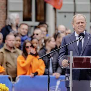Een terugblik op de Start Nationale Viering vanuit Wageningen, Stad der Bevrijding 🎥 Live bij de NOS: de Nationale Herdenking Capitulaties 1945, 5 mei-lezing met Poolse premier Donald Tusk én het Vrijheidsdefilé. Vanochtend klonk de passende boodschap van verbinding, elkaar omarmen. We zagen ook protest, een waardevol grondrecht, maar de gekozen vorm past niet binnen de wet en de waardigheid van het programma. Gelukkig waren er veel toeschouwers die de veteranen hun eer bewezen tijdens het Vrijheidsdefilé met veel internationale deelnemers! Samen koesteren we 80 jaar vrijheid 🕊️💛 #MaakHetVerschil