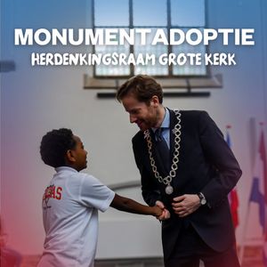 Het ‘Herdekingsraam Bevrijding 1940-1945’ is voor de allereerste keer geadopteerd! 🙌🕊️ Groep 7 van OBS de Wereld neemt officieel de zorg voor dit indrukwekkende monument in de Grote Kerk op zich. Het 10 meter hoge glas-in-loodraam herinnert ons aan de bevrijding van Nederland en het leven in vrijheid. Een bijzonder symbool, onthuld op 5 mei 1987 door Hare Majesteit Koningin Beatrix, dat nu wordt doorgegeven aan een nieuwe generatie. Met liefde, aandacht en betrokkenheid zorgen deze leerlingen ervoor dat de betekenis van vrijheid levend blijft. En volgend jaar wordt de zorg doorgegeven aan de nieuwe groep 7: dank aan deze jonge Verschilmakers 💙 Ook een Monumentadoptie bijwonen? Donderdag 26 maart om 10.00 uur vindt een nieuwe adoptie plaats bij het monument aan de Beekstraat. Ben jij erbij? #MaakHetVerschil