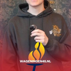 Vrijwilliger Ole aan het woord: “Ik hoop de vrijheidsboodschap te verspreiden door het maken van mooie foto’s waarin veel emotie zichtbaar is.” 📸🕊️ Help jij ook de vrijheidsboodschap te verspreiden? Van sitecrew tot fotograaf, van host tot redacteur: zonder vrijwilligers kan het Vrijheidsevent in Wageningen, Stad der Bevrijding, niet plaatsvinden. Meld je aan via de link in bio en #MaakHetVerschil. 💪💜 P.s. Op 13 april is er een vrijwilligersbijeenkomst om elkaar te ontmoeten en alle werkzaamheden door te nemen. Hopelijk tot dan!