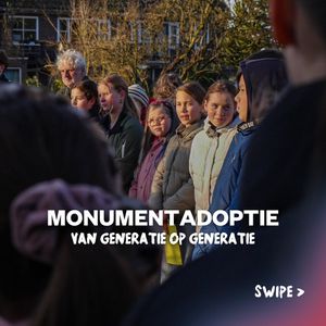 Monument De Levenspoort herdenkt 71 Joodse inwoners uit Wageningen en omgeving die de Tweede Wereldoorlog niet overleefden. Afgelopen jaar droeg groep 8 van de Margrietschool met zorg verantwoordelijkheid voor het monument. Tijdens de Monumentadoptie Ceremonie wordt deze taak officieel overgedragen aan groep 7. Met een toespraak van burgemeester @floorvermeulenwageningen, het voordragen van gedichten, een minuut stilte, het leggen van bloemen én een afsluitend gesprek tussen de leerlingen en oud-marinier Harry te Raa, wordt vrijheid samen herdacht en gekoesterd. Zodat lokale geschiedenis levend blijft, van generatie op generatie. 🧡
Ook een Monumentadoptie bijwonen? Donderdag 5 februari om 10.00 uur vindt een nieuwe adoptie plaats bij Het Herdenkingsraam in de Grote Kerk. Ben jij erbij?
#MaakHetVerschil