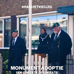 Het monument aan de Beekstraat is opnieuw geadopteerd 🕊️Groep 8 van basisschool De Bijenkorf droeg de zorg voor dit monument over aan hun collega’s van groep 7. Met bloemen, zelfgeschreven gedichten en voordrachten stonden de leerlingen stil bij de waarde van vrijheid: een moment van aandacht en betekenis in Wageningen, Stad der Bevrijding. Het monument herinnert aan de 28 slachtoffers van de V-1 bominslag op 26 maart 1943. Een plek waar je zo voorbij zou kunnen lopen, maar die een ingrijpende geschiedenis draagt. Juist daarom wordt dit verhaal doorgegeven aan nieuwe generaties. In aanwezigheid van de loco-burgemeester Maud Hulshof kreeg de adoptie extra lading met een gesprek in Hotel De Wereld. Waar leerlingen in gesprek gingen over vrijheid, herdenken en verantwoordelijkheid. Volgend jaar wordt deze taak weer doorgegeven, dank aan deze jonge Verschilmakers 💙 #MaakHetVerschil