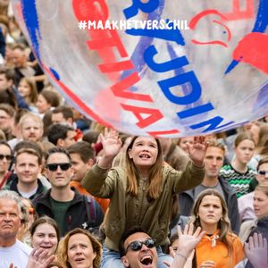 Nog 2 maanden tot Bevrijdingsdag 2026. ❤️🎶 Vanuit Wageningen, Stad der Bevrijding, koesteren we de vrijheid, juist nu die op veel plekken in de wereld onder druk staat. Op 5 mei starten we met de Nationale Herdenking Capitulaties 1945, gevolgd door het Vrijheidsdefilé en het Bevrijdingsfestival Gelderland. Met wie bezoek jij het programma? Laat het weten in de comments. 🤘🕊️ #MaakHetVerschil